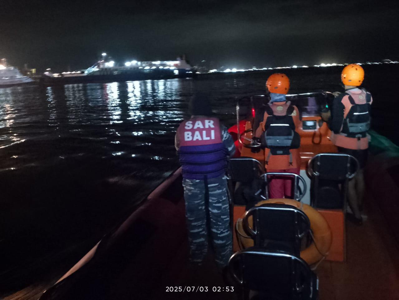 Tim SAR melakukan pencarian korban kapal tenggelam di Selat Bali.
