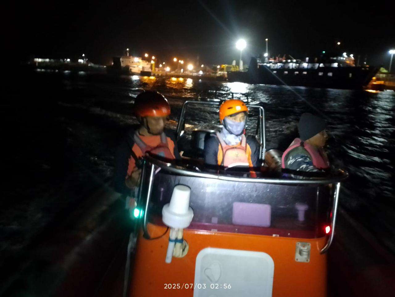 Tim SAR melakukan penyisiran perairan Selat Bali, Kamis (3/7) pasca insiden tenggelamnya KMP Tuni Pratama Jaya. (ist)