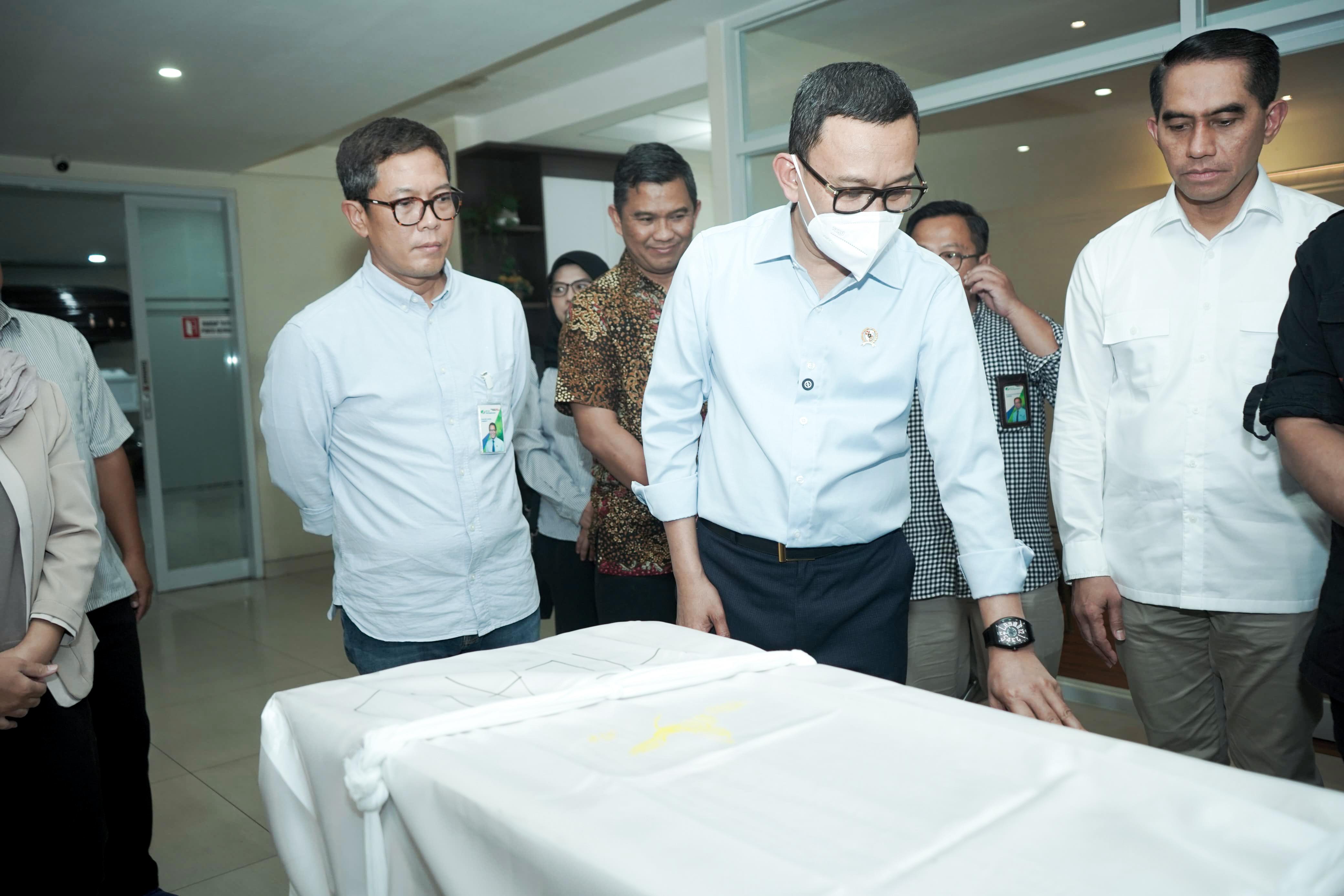INSIDEN: Kedatangan jenazah PMI asal cilacap tersebut diterima langsung oleh Menteri P2MI Abdul Kadir Karding di Gateway Human Remains &ndash; Cargo Jenazah, Bandara Internasional Soekarno-Hatta pada Minggu