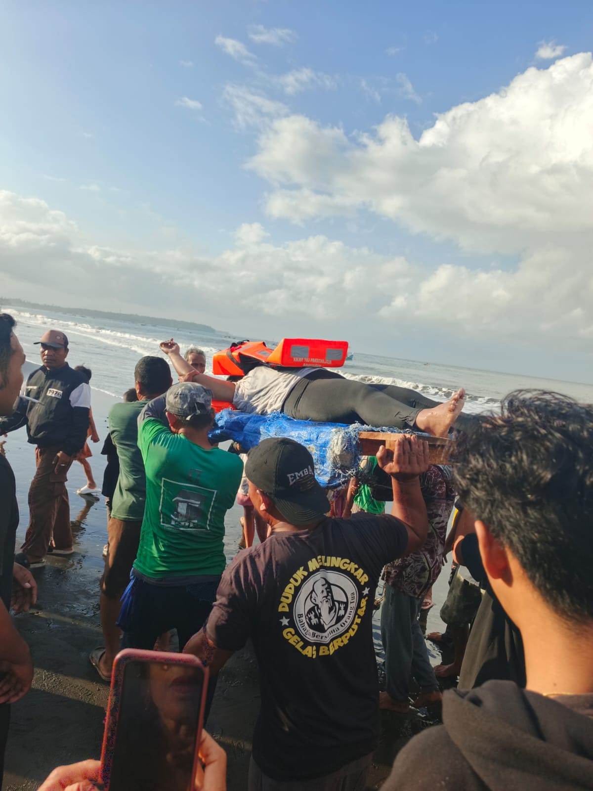 Evakuasi penumpang KMP Tunu Pratama Jaya di Selat Bali, Kamis (3/7/2025).