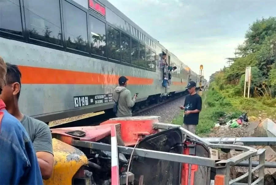 FORKLIFT: KA Ambarawa Ekspres relasi Semarang Poncol - Surabaya Pasar Turi mengalami kecelakaan di Surabaya. Lokomotif rusak usai menabrak forklift.