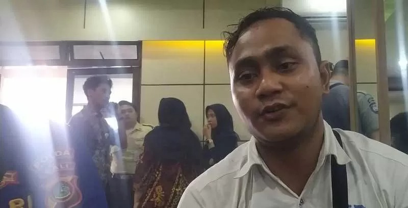 CERITA DUKA : Febrian asal Rogojampi, Banyuwangi ini selamat karena melompat ke laut bersama istrinya, Cahyani, tapi istrinya tak terselamatkan karena rompi pelampung lepas