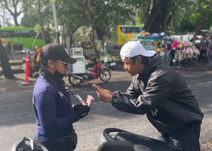 CASHLESS: Seorang penggunanparkir yang melakukan pembayaran parkir melalui sistem SipParQi.