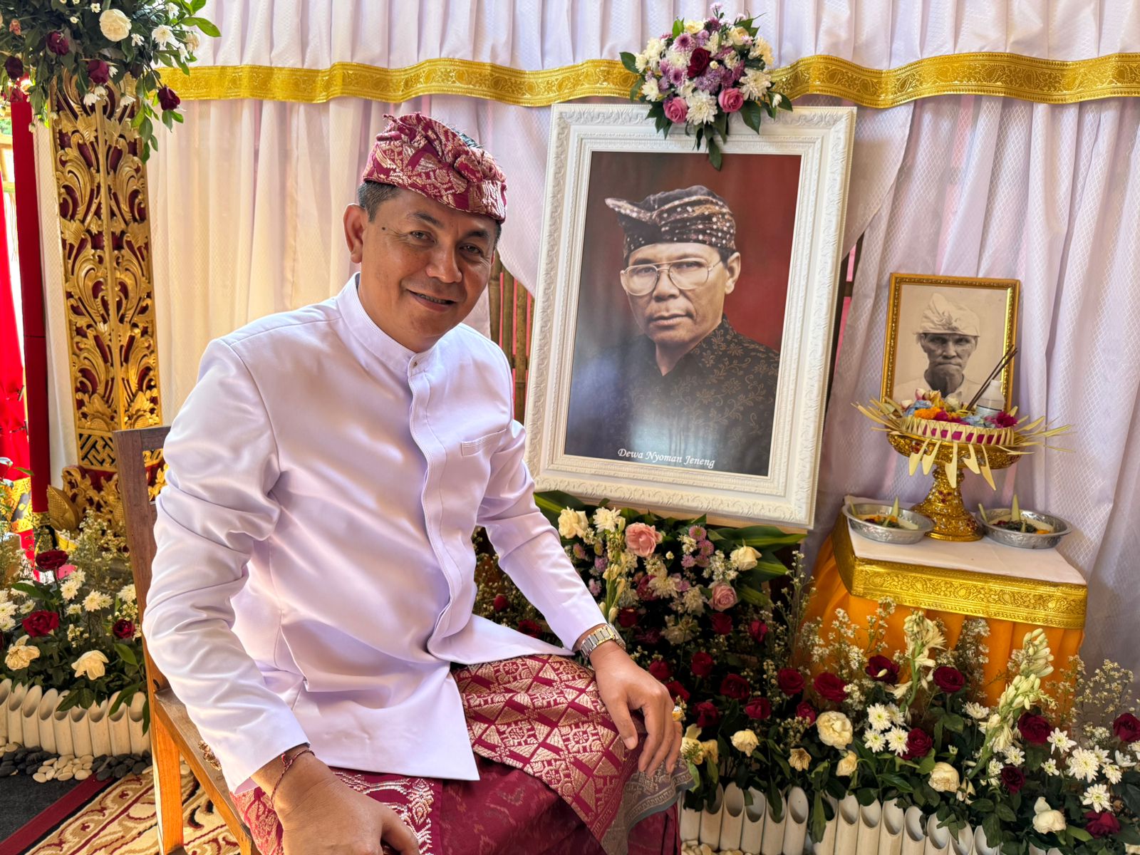 Ketua DPRD Bali Dewa Made Mahayadnya disebelah foto mendiang ayah Dewa Nyoman Jeneng di rumahnya, Desa Banjar, Buleleng.&nbsp;