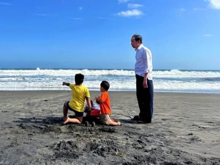Jokowi membagikan momen saat menemani cucu-cucunya liburan di Bali