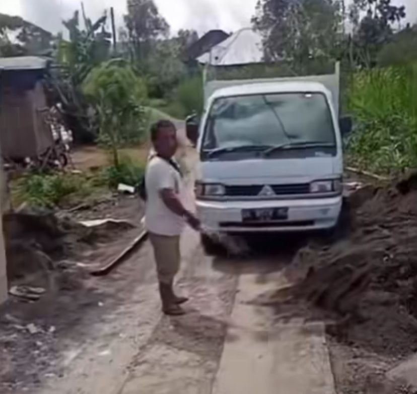 Pria di Bali Protes Jalan Terhalang Bahan Bangunan dan Truk Proyek