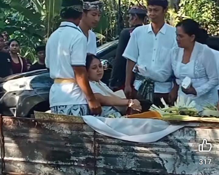 Sang istri tak kuasa menahan tangis dalam pengabenan Kadek Januarbawa