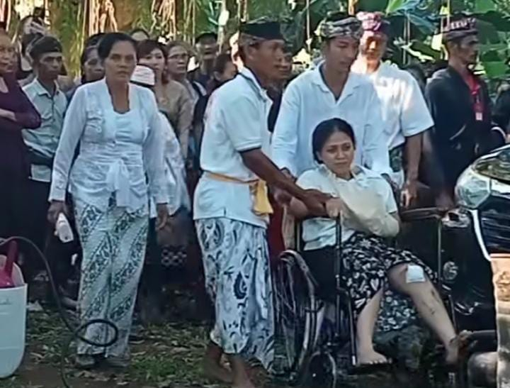Sang istri tak kuasa menahan tangis dalam pengabenan Kadek Januarbawa