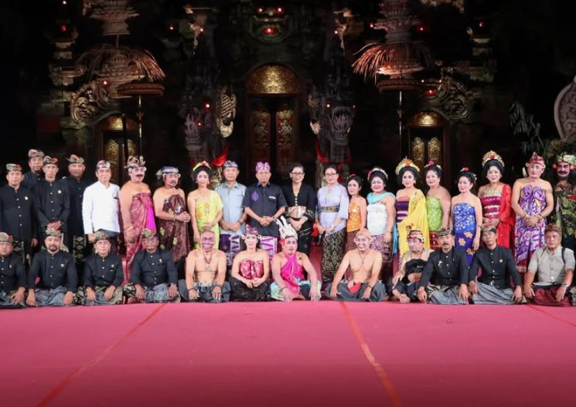 Gubernur Bali Wayan Koster Hadiri Pagelaran Drama Gong Lawas &ldquo;Sanan Tuak&rdquo; di Ardha Candra