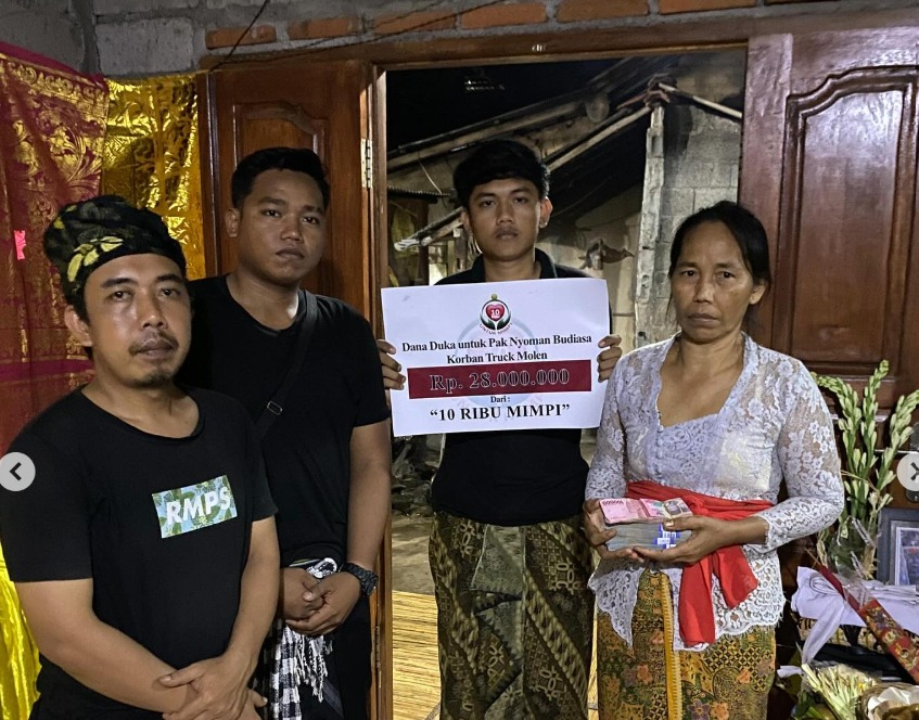 Relawan menyerahkan donasi kepada I Nyoman Budiasa yang Meninggal Dihantam Truk Molen