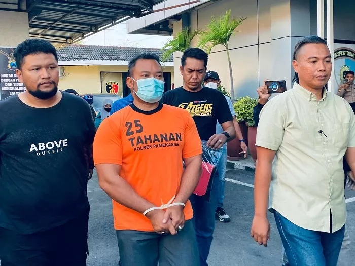 TAK BERKUTIK: Tersangka Zainal Arifin digiring petugas saat ungkap kasus di Polres Pamekasan, Rabu (2/7). (FAHMI JALIL/JPRM)