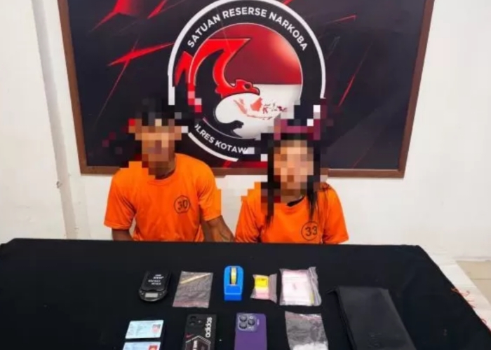 NARKOBA: HP (27) dan NI (29), pasangan pengedar sabu yang ditangkap di sebuah rumah terapung (lanting) Sungai Arut, Kelurahan Baru, diamankan di Mapolres Kobar.