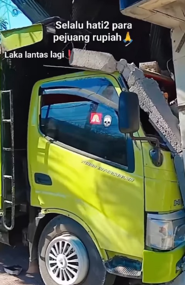 Truk Tabrak Ruko di Kaliasem Buleleng