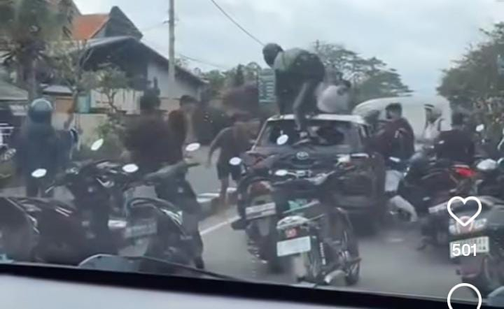 Beredar video aksi kejar-kejaran antara pengendara mobil dan massa di Bali