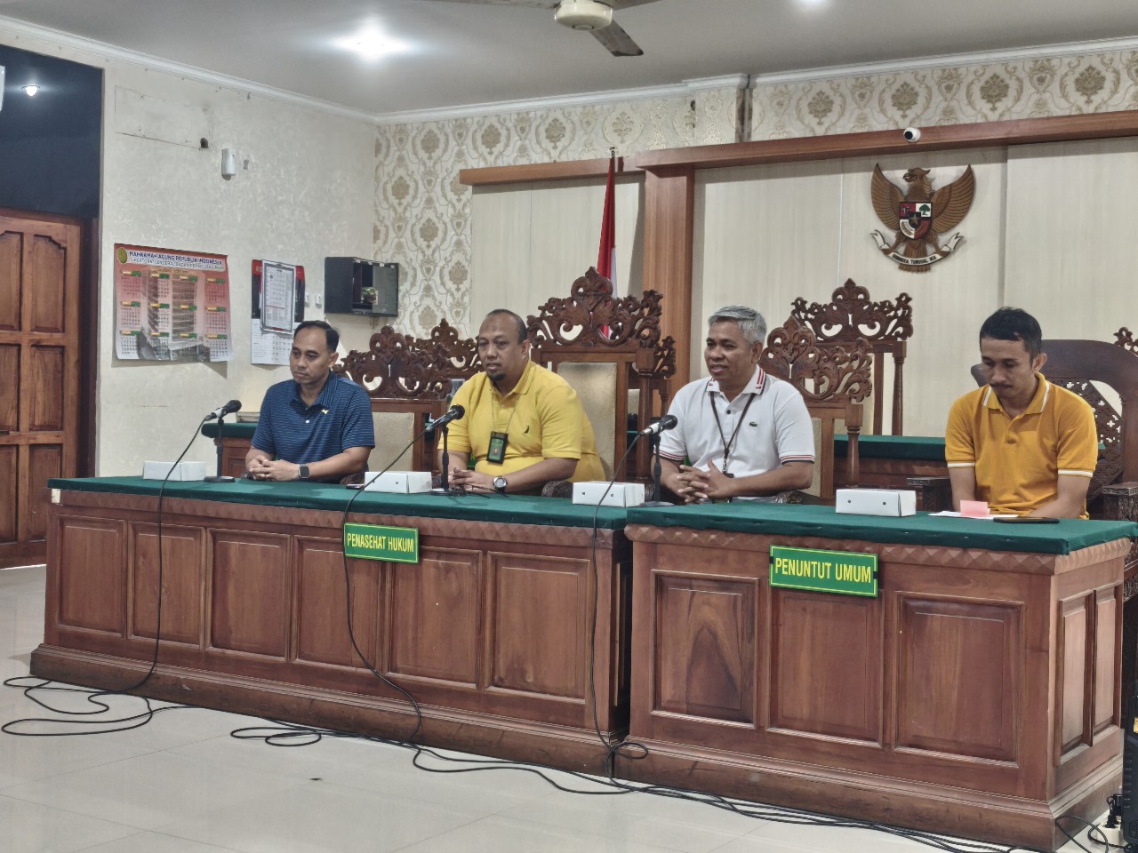 Ketua PN Denpasar Iman Luqmanul (dua dari kiri) didampingi oleh Jubir PN Denpasar, I Gede Putra Astawa (paling kiri) dan Panitera Sulaiman (dua dari kanan). (Bali Express/I Gede Paramasutha)
