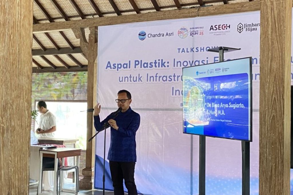 Wakil Menteri Dalam Negeri (Wamendagri) Bima Arya Sugiarto ungkap asosiasi minuman ringan mengadu atas larangan air minum dalam kemasan di bawah 1 liter di Bali, Badung, Sabtu 5/7/2025.