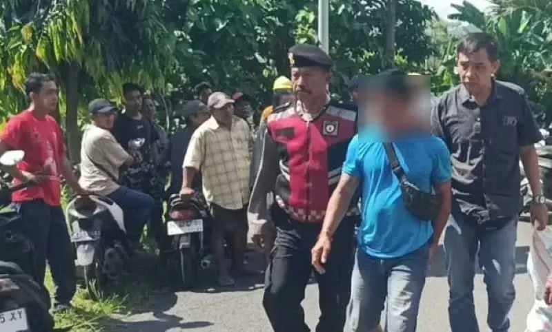 Terduga pelaku, PD, ketika diamankan polisi menuju ke Polsek Kawasan Celukan Bawang.