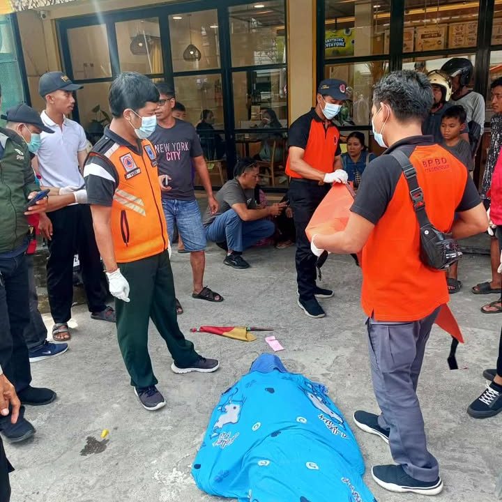 Petugas BPBD Kota Denpasar hendak mengevakuasi jenazah Kadek Agus dari halaman toko roti ke RSUP Prof Dr IGNG Ngoerah Denpasar. (ges)