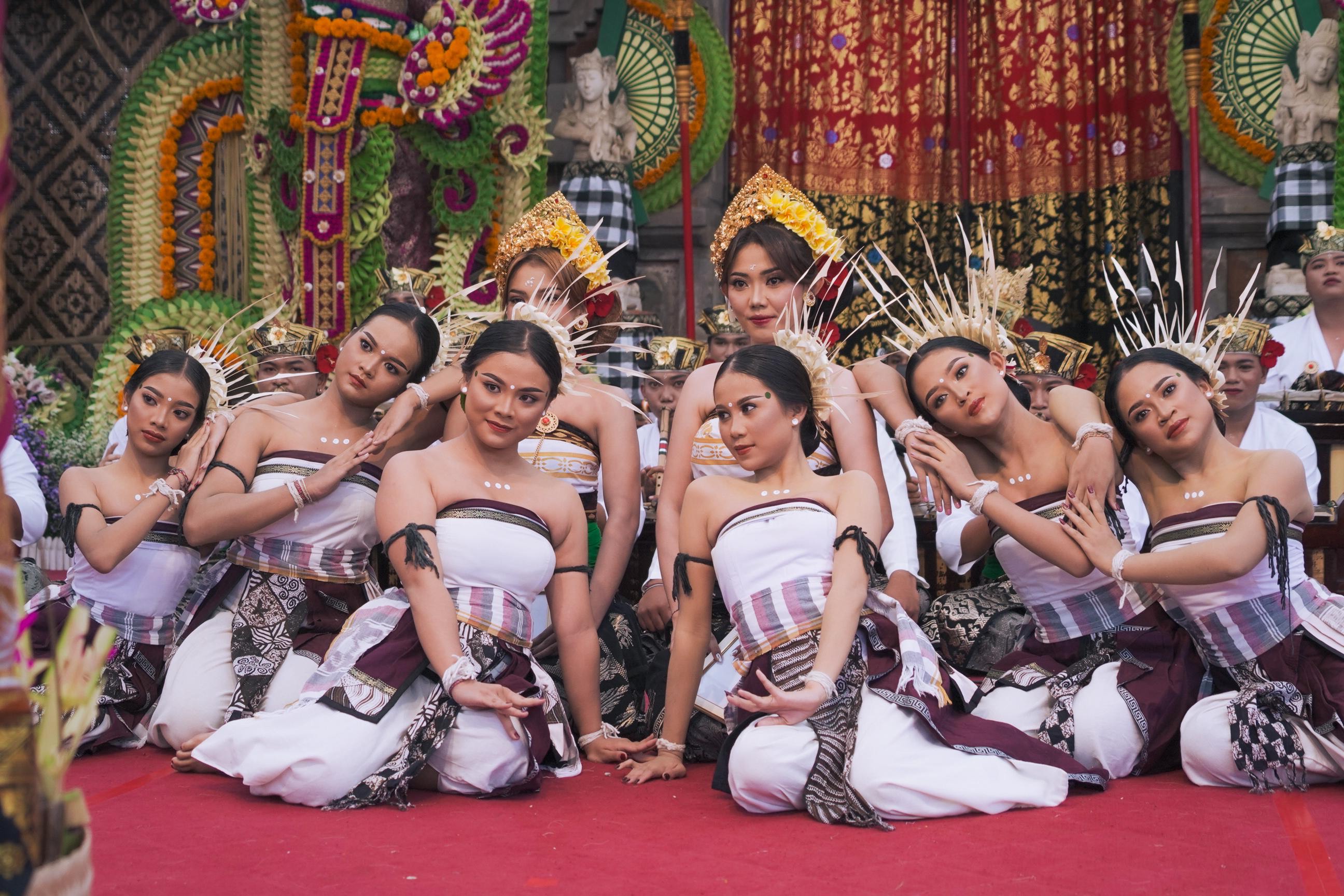 MEMUKAU: Penampilan Sanggar Seni Candrawangsa, duta Kabupaten Badung dengan gamelan inovatif, di Kalangan Angsoka, Art Centre, Denpasar, Jumat (4/7).