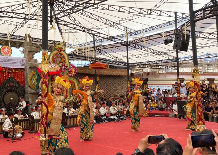 KESENIAN: Penampilan Sanggar Seni Pranawa Swaram, Banjar Kaja, Desa Dalung, Kecamatan Kuta Utara di Kalangan Angsoka, Art Center, Denpasar, Minggu (6/7).