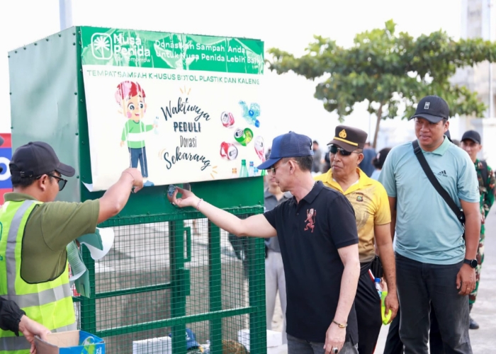 PEDULI LINGKUNGAN : Gerakan Beach Clean Up Campaign yang digelar di kawasan Pelabuhan Banjar Nyuh, Desa Ped, Kecamatan Nusa Penida, Minggu (6/7/2025).