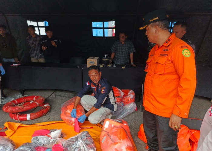 DISERAHKAN : Sejumlah barang bukti diduga milik penumpang KMP Tunu Pratama Jaya diserahkan ke Posko SAR Gabungan Jembrana.