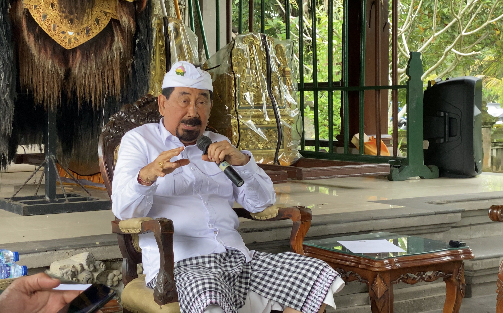 Mantan Bupati Badung, Anak Agung Gde Agung saat menjelaskan pelaksanana upacara Abhiseka Ida Cokorda, Puri Ageng Mengwi, Sabtu (5/7).