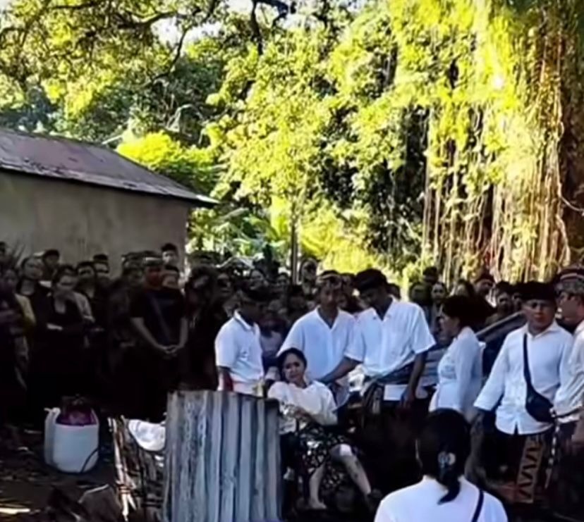 NGABEN: Pengabenan Kadek Januarbawa yang meninggal dunia setelah mengalami kecelakaan tragis.