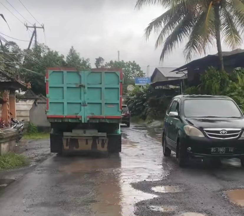 JALAN RUSAK: Kondisi Jalan Baledan, Desa Selat, Karangasem rusak parah dan kerap bikin macet.