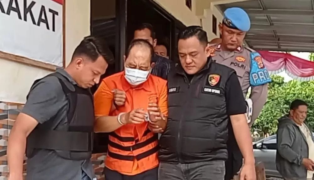 DIAMANKAN: Tersangka Ujang diamankan Polres Lampung Selatan usai membunuh korban karena sakit hati dibilang tidak perkasa.