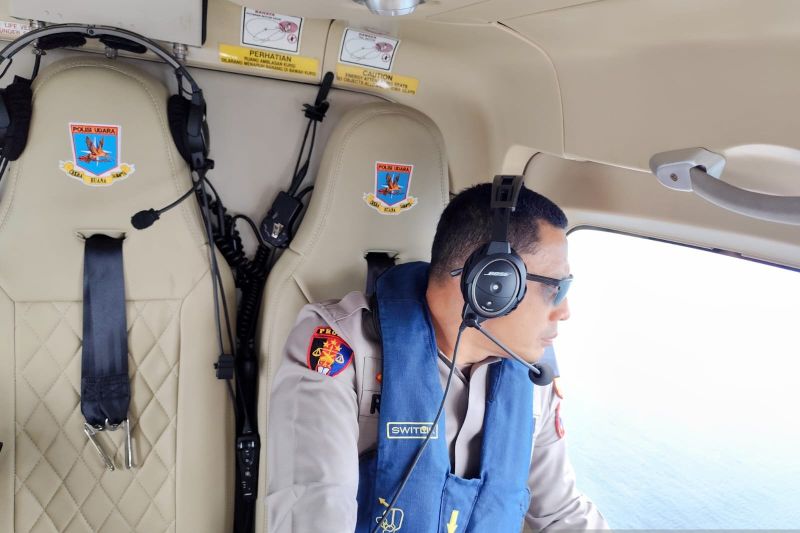 Tim SAR gabungan melakukan pencarian korban kapal tenggelam KMP Tunu Pratama Jaya melalui jalur udara di Selat Bali. Sabtu (5/7/2025).