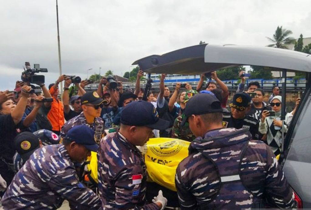 Jenazah korban KMP Tunu Pratama Jaya tiba di Dermaga Pusri, Ketapang, Banyuwangi, dan diangkut mobil ambulans untuk dilakukan identifikasi di RSUD Blambangan Banyuwangi, Jawa Timur. Minggu (6/7/2025)