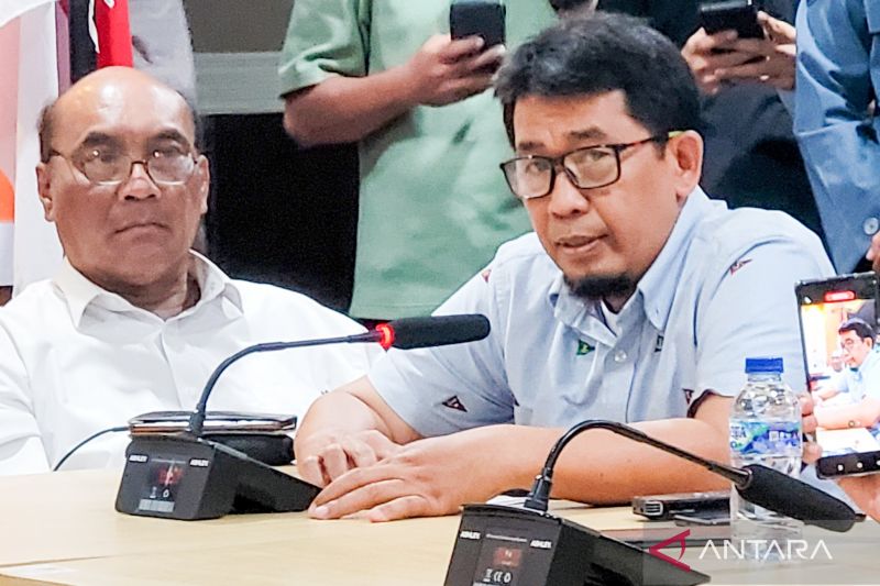 Perwakilan pemilik KMP Tunu Pratama Jaya, PT Raputra Jaya, Uliluddin, saat konferensi pers di Pelabuhan Ketapang, Banyuwangi, Jawa Timur, Sabtu (5/7/2025)