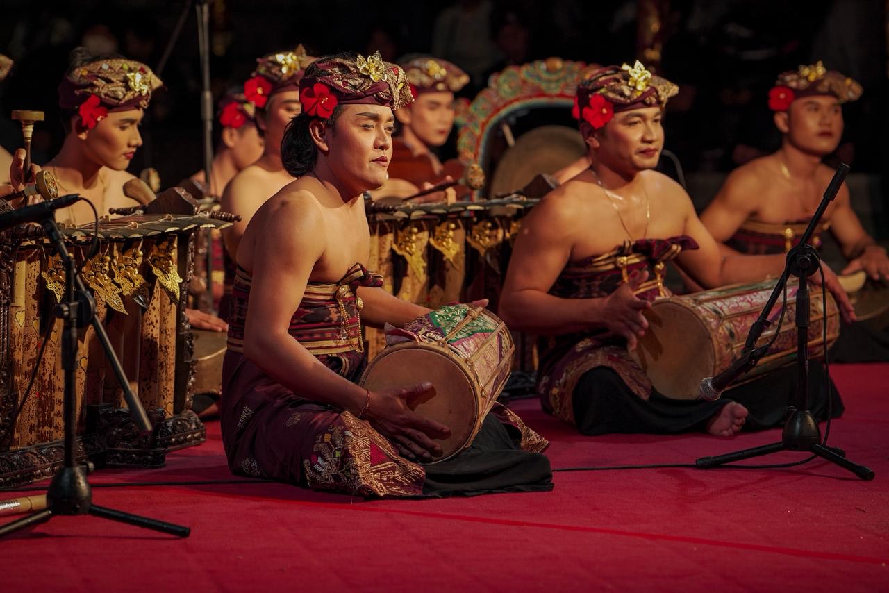 DIBANGKITKAN: Sanggar Laras Manis saat membawakan dua tabuh dalam Rekonstruksi Gamelan Tua di PKB ke-47, Art Centre, Denpasar, Minggu (6/7).