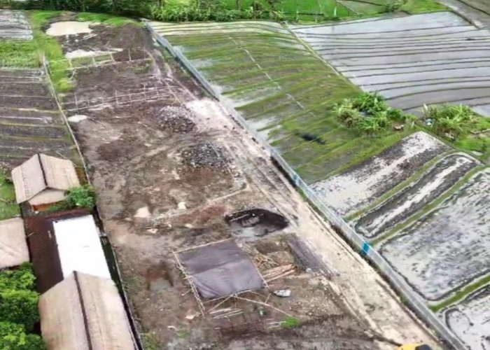 BERLANJUT : Sebuah proyek pembangunan di Desa Beraban, Kecamatan Kediri, Tabanan yang diduga langgar aturan kembali berlanjut.