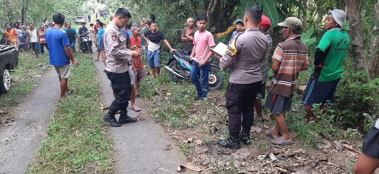 Olah TKP kecelakaan tunggal di Jalan Desa Ngaglik-Pelem, Dukuh Gunung Guntur, Desa Ngaglik Sambi, Boyolali, Minggu (6/7/2025).