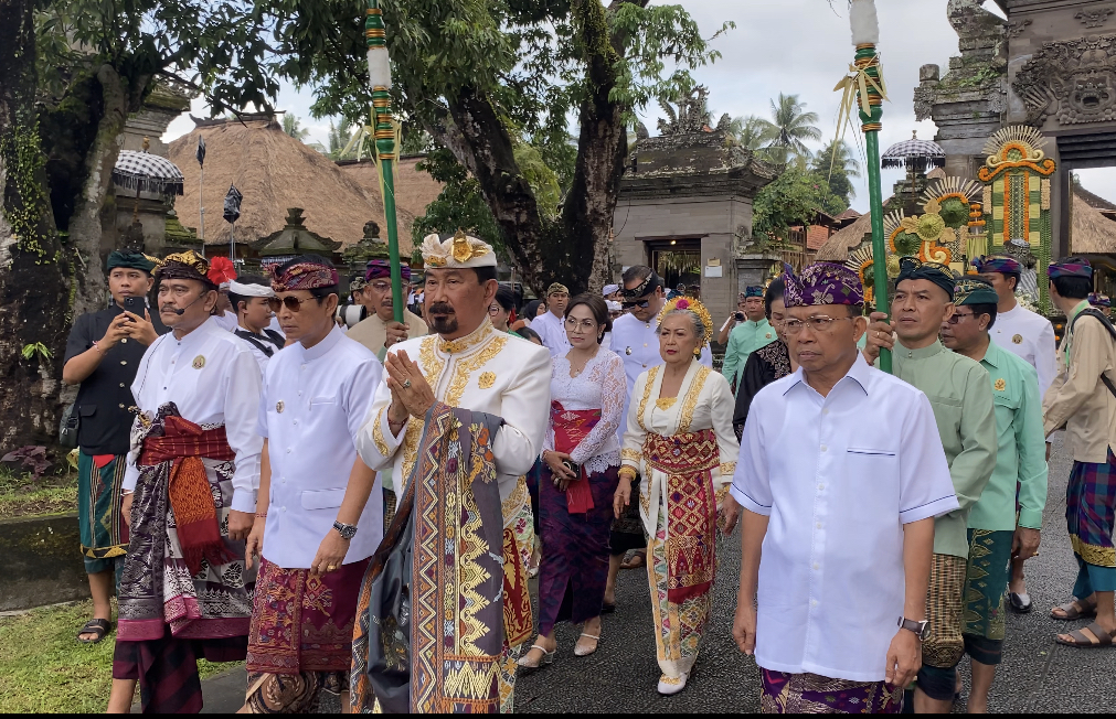 RITUAL: Prosesi upacara Abhiseka Ida Cokorda yang dilaksanakan dari Puri Ageng Mengwi menuju Pura Taman Ayun, Senin (7/7).