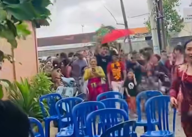 Agung Ketut Rai Disambut Kalungan Bunga Gemitir dan Payungan di Acara Spesial