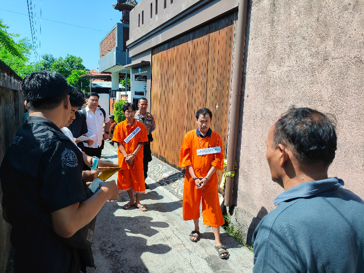 Tersangka Muhammad Babul Wahyudi, 33, dan Dimas Ari Ramadhan, 24, saat rekonstruksi kasus pembunuhan di Jalan Gurita, Sesetan.