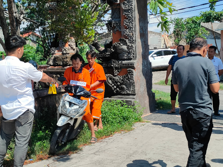 Tersangka Muhammad Babul Wahyudi, 33, dan Dimas Ari Ramadhan, 24, saat rekonstruksi kasus pembunuhan di Jalan Gurita, Sesetan.