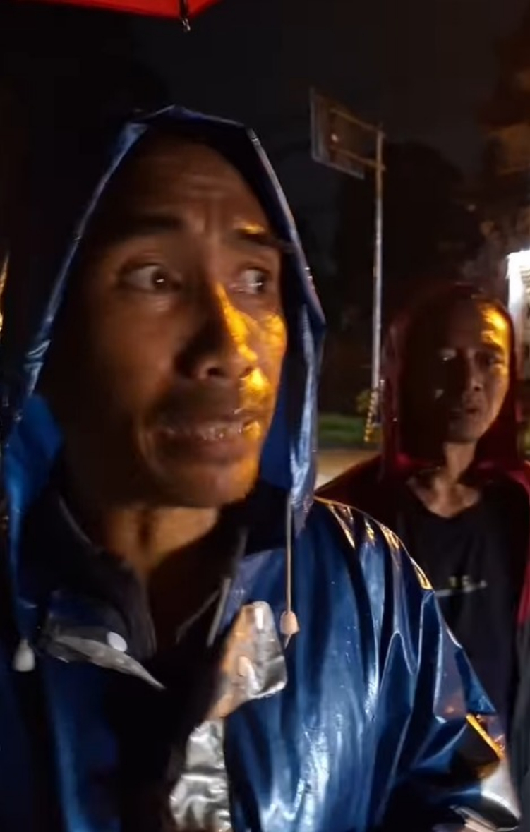 Camat Abiansemal Turun Langsung Tangani Banjir di Jalan Raya Blahkiuh
