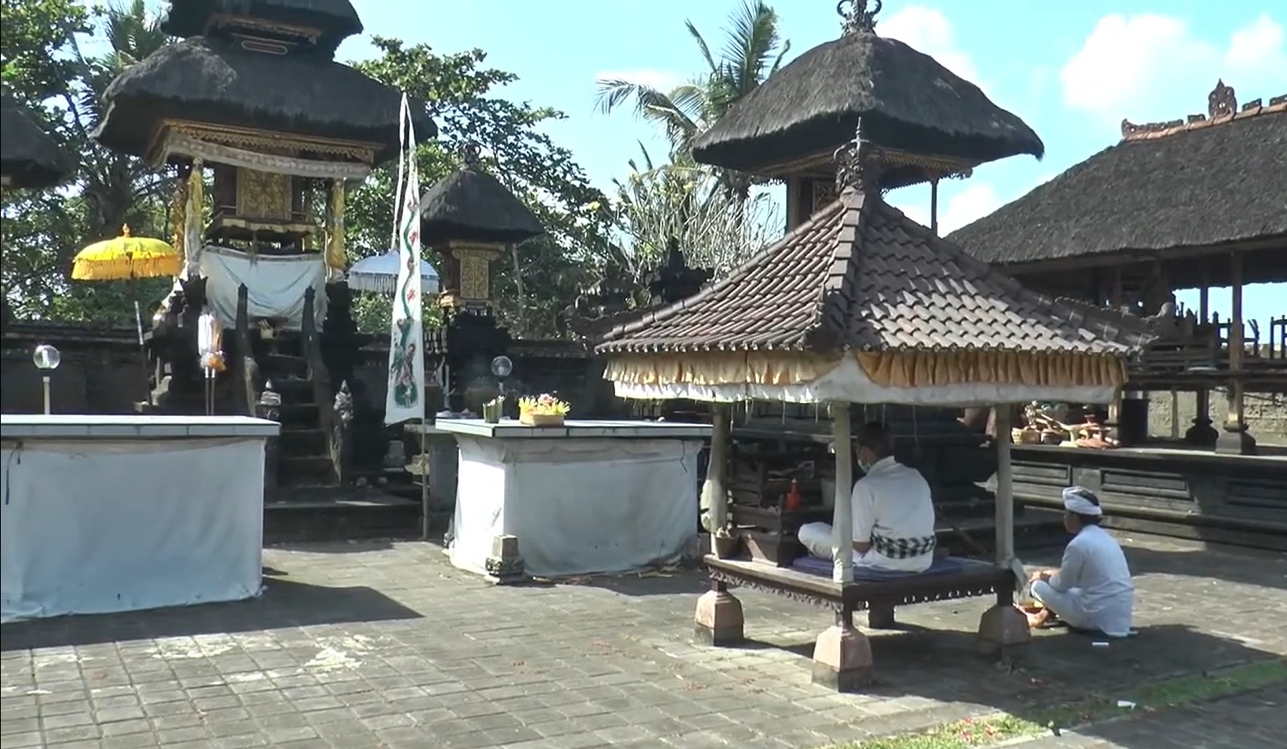 Areal Utama Mandala Pura Luhur Srijong  yang diyakini erat dengan Kebo Iwa dan Dang Hyang Dwijendra