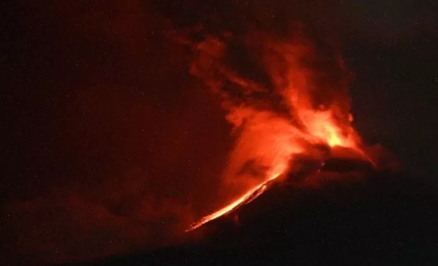 SANGAT AKTIF - Erupsi Gunung Lewotobi Laki-laki pada November 2024.