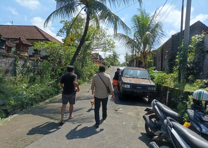 BERSIAP : Keluarga Kadek Oka bersiap berangkat ke Jembrana, Senin (7/7/2025).