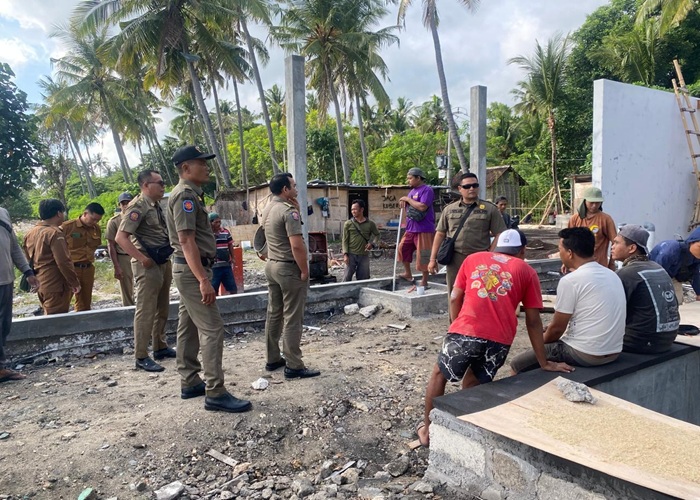 TEGAS : Satpol PP Kabupaten Klungkung  mendatangi lokasi proyek pembangunan di timur Pura Penataran Ped.