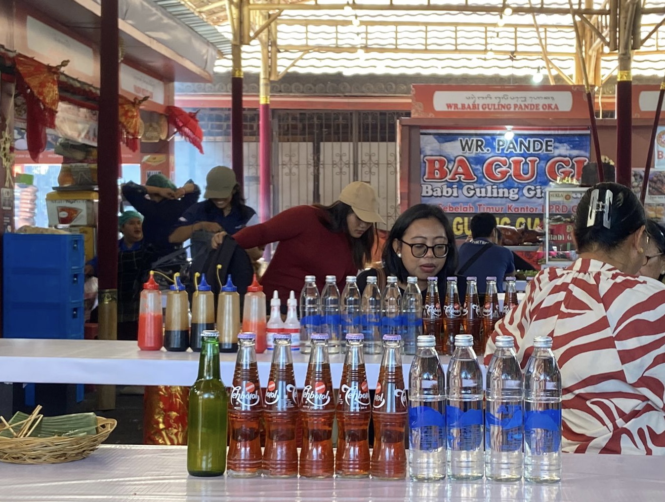 BERALIH: Pedagang di PKB beralih dari botol kemasan plastik ke botol kaca