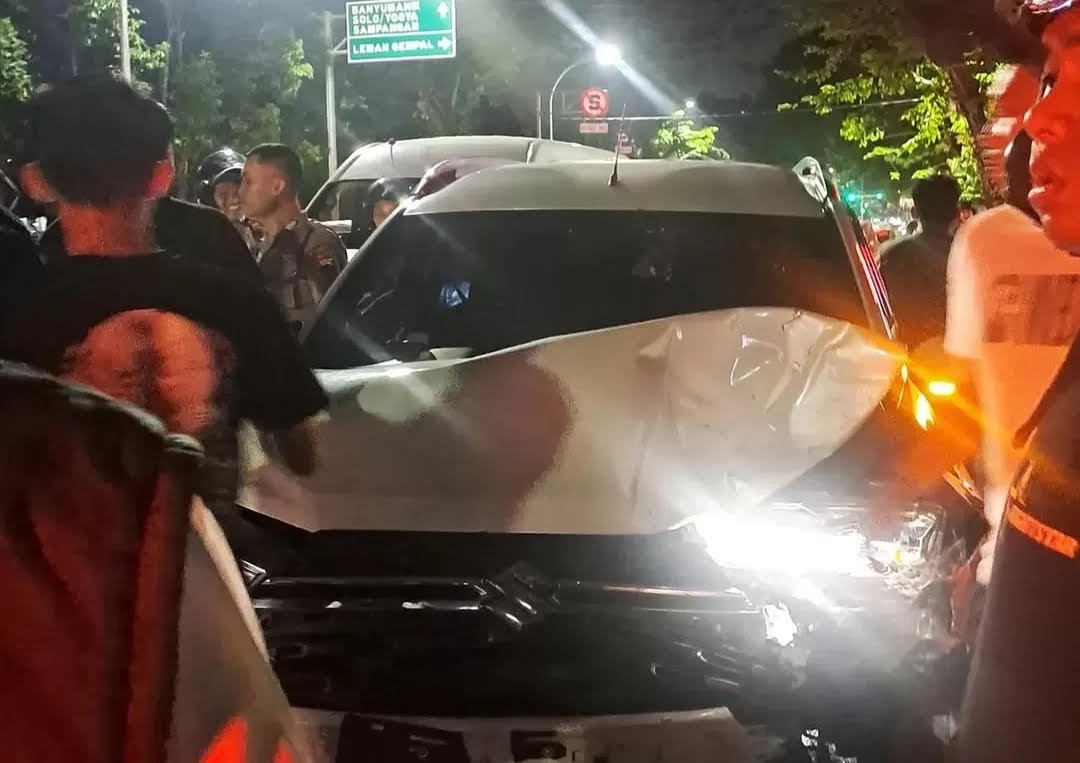 KABUR: Kondisi mobil yang kabur usai menabrak dua motor dan satu mobil di Jalan Sri Rejeki Semarang.