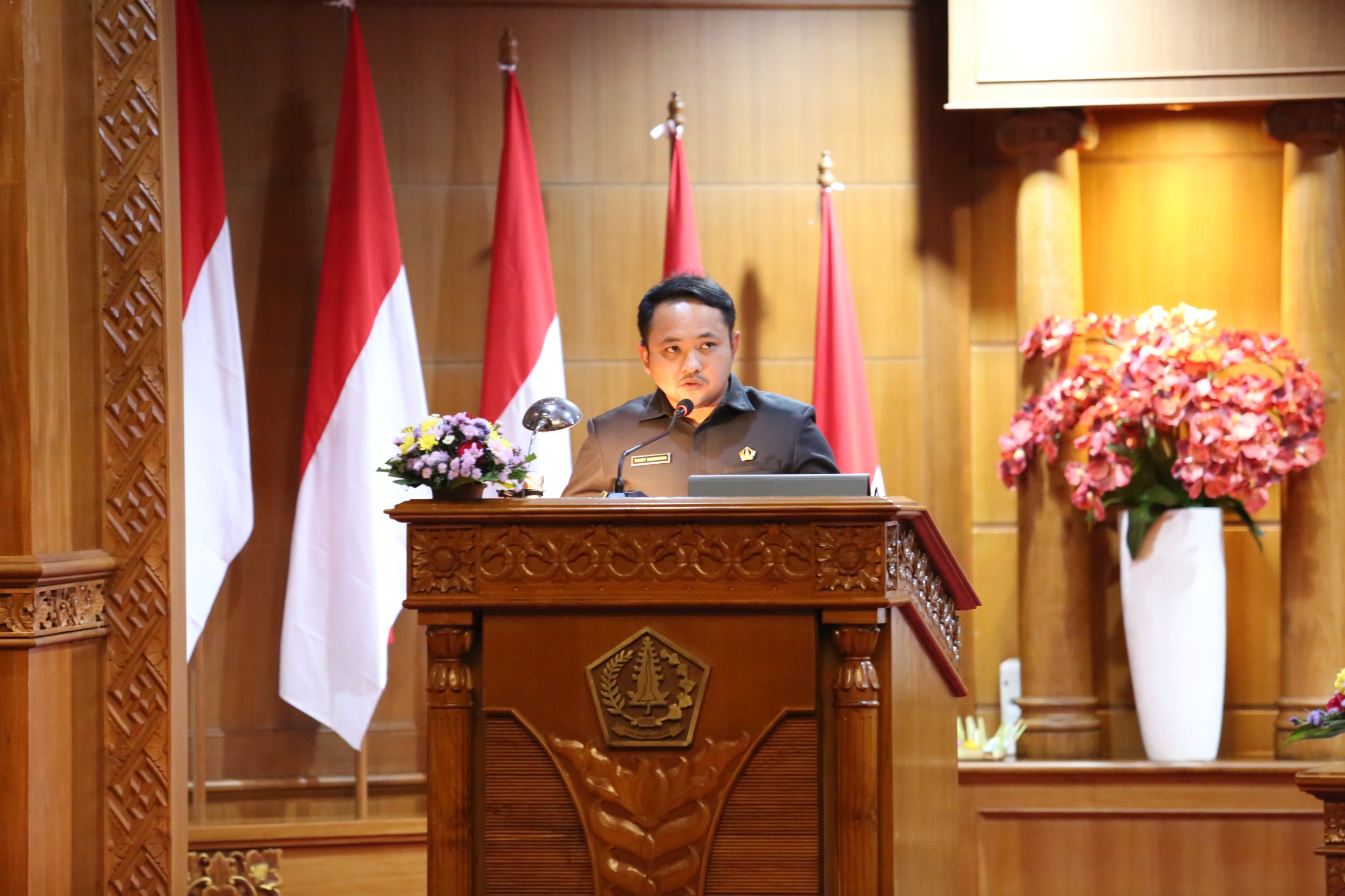 PEMBACAAN PU: Anggota Anggota Fraksi Golkar, I Made Tomy Martana Putra saat membacakan PU dalam Rapat Paripurna, Selasa (8/7).