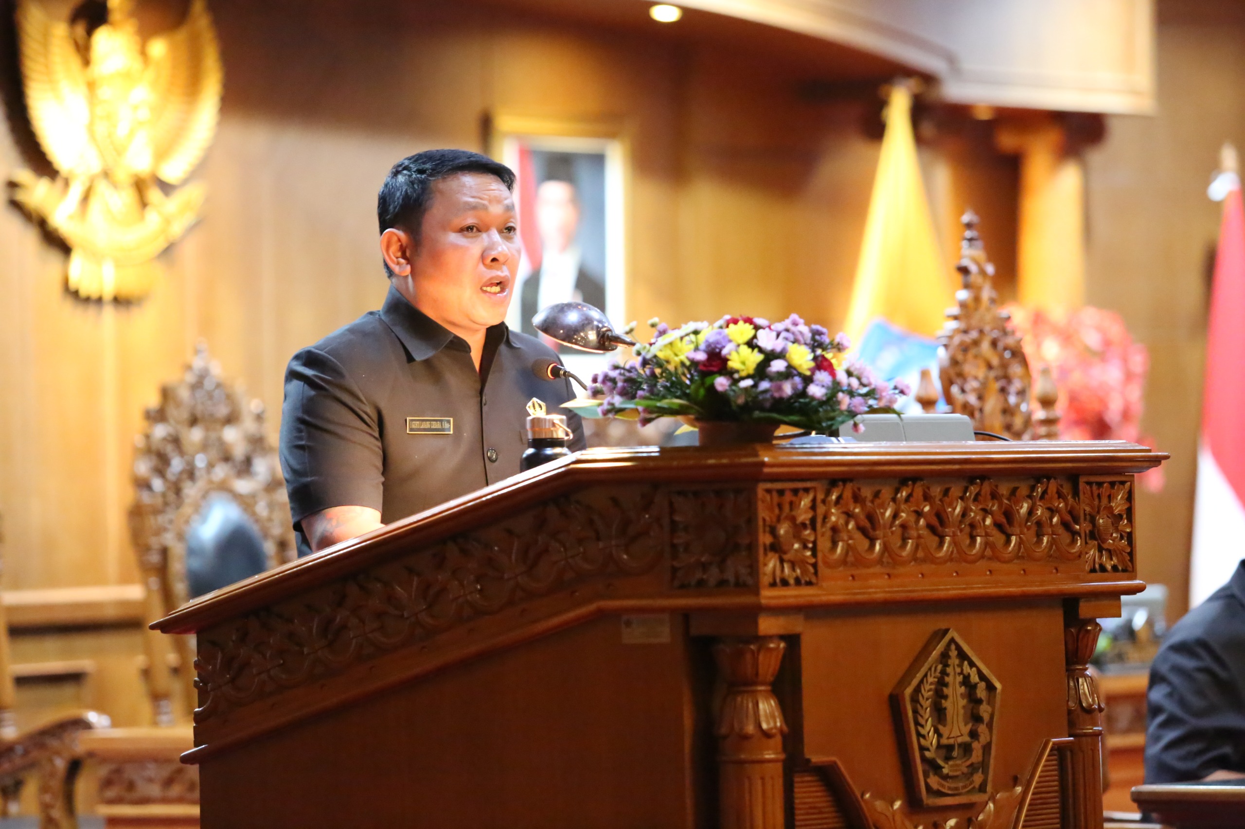 PEMBACAAN PU: I Gusti Lanang Umbara saat membacakan PU Fraksi PDIP DPRD Badung dalam rapat paripurna, Selasa (8/7).
