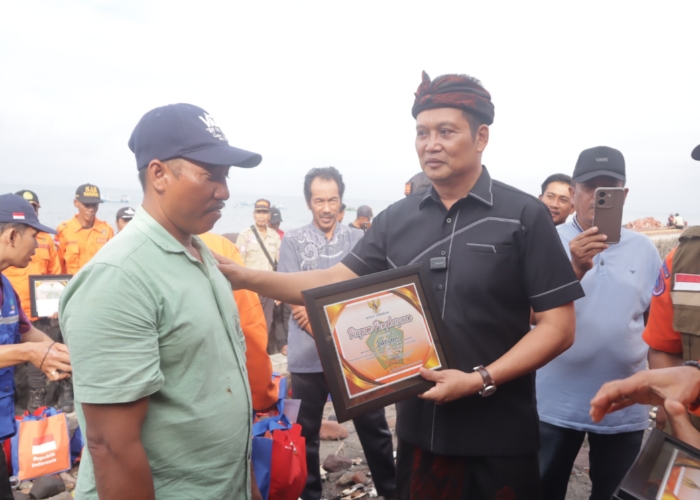 Bupati Jembrana I Made Kembang Hartawan memberikan penghargaan kepada para nelayan dan relawan yang membantu evakuasi korban KMP Tunu Pratama Jaya di pesisir Pantai Pebuahan.
